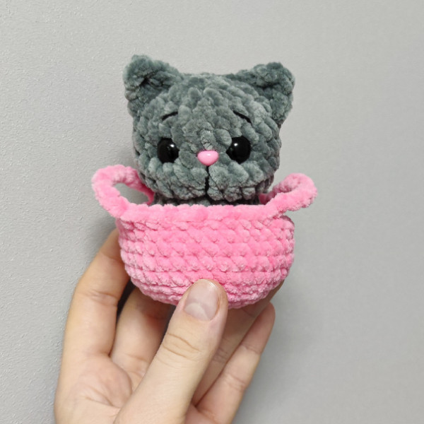 Котики. Котенок в корзиночке